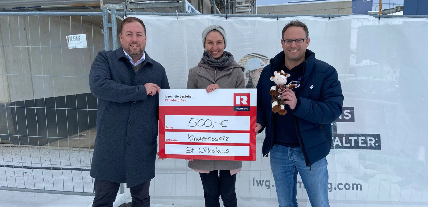 Freuten sich gemeinsam über die Unterstützung des Kinderhospiz St. Nikolaus (v. l. n. r.): Manuel Weiner, Teamleitung Immobilienentwicklung bei Rhomberg Bau, Dana Mühlenbeck, Kaufmännische Leitung Kinderhospiz im Allgäu e.V. und Bauleiter Christian Schmid. Freuten sich gemeinsam über die Unterstützung des Kinderhospiz St. Nikolaus (v. l. n. r.): Manuel Weiner, Teamleitung Immobilienentwicklung bei Rhomberg Bau, Dana Mühlenbeck, Kaufmännische Leitung Kinderhospiz im Allgäu e.V. und Bauleiter Christian Schmid.